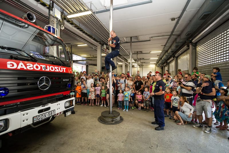 Nyitott szertárkapuk