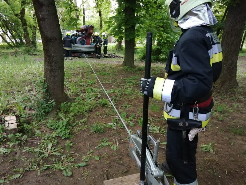 Elakadt a növényvédelmet végző jármű a templomkertben