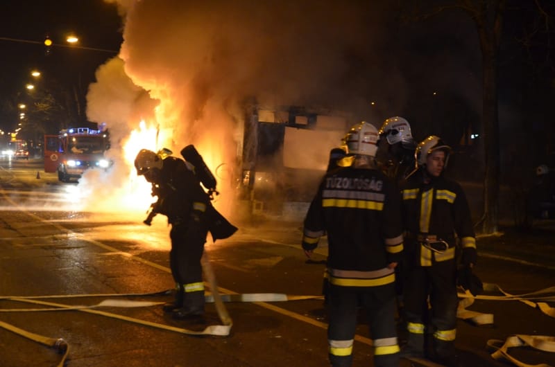 Kigyulladt egy busz a Szilágyi Erzsébet fasoron
