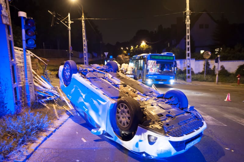 Felborult az ütközés miatt egy autó