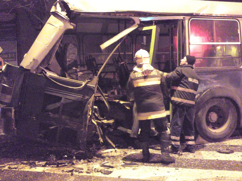 Busz és pénzszállító autó ütközött