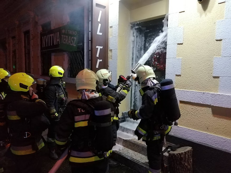 Étterem bejárata égett