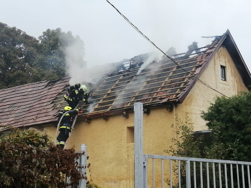 Családi ház tetőszerkezete égett
