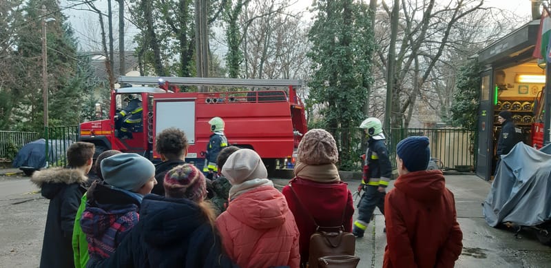 Általános iskolai osztályok látogatása