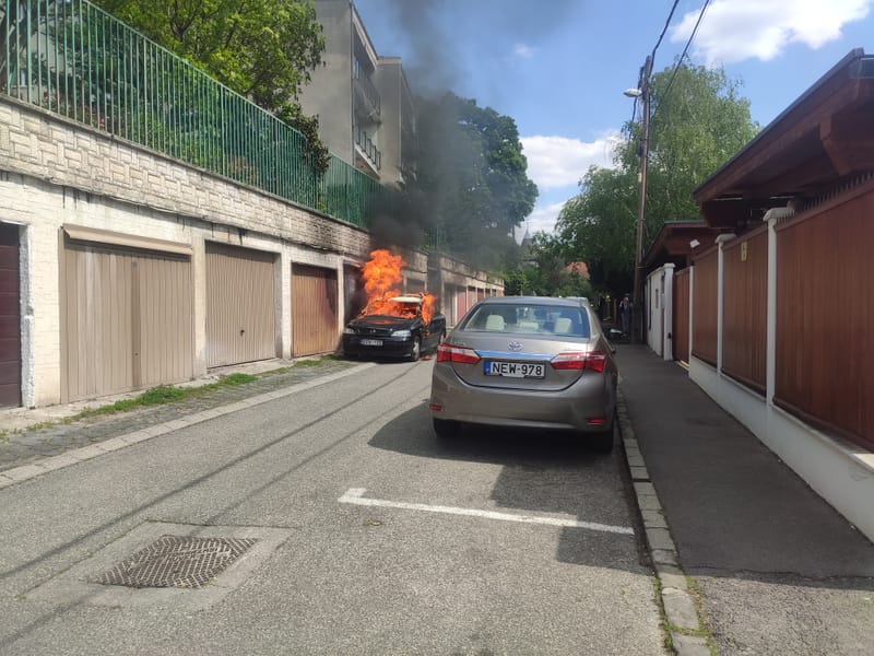 Autó égett a Tulipán utcában