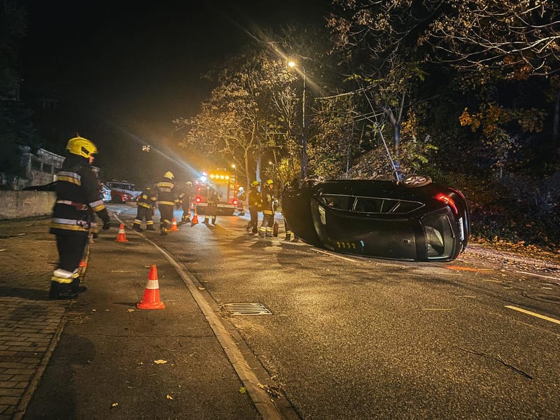 Felborult egy autó a Bimbó úton éjszaka