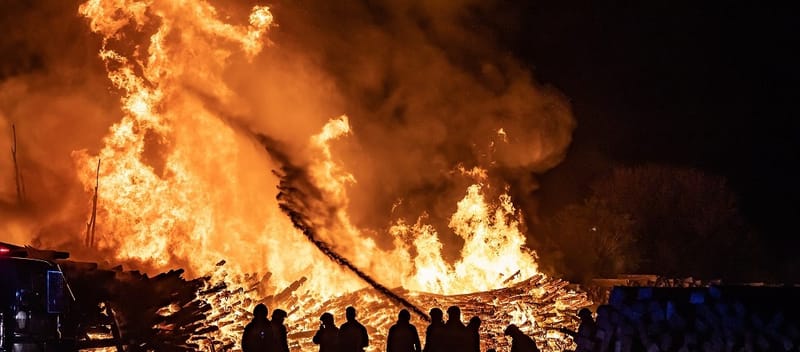Vasúti talpfa rakatok égtek a Rákosrendezőn