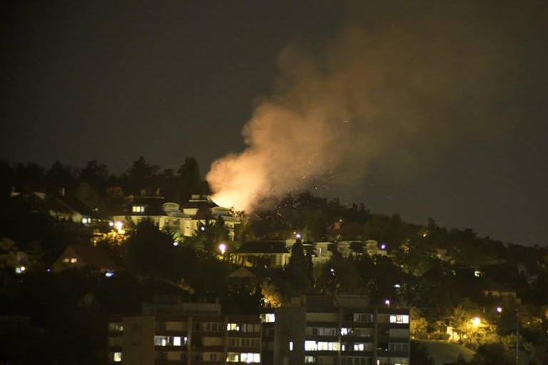 Barakképület égett