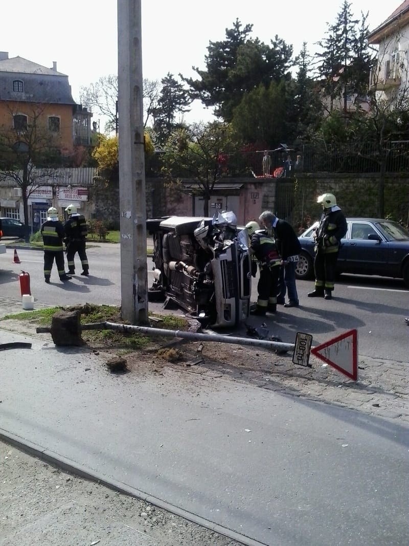 Felborult az autó