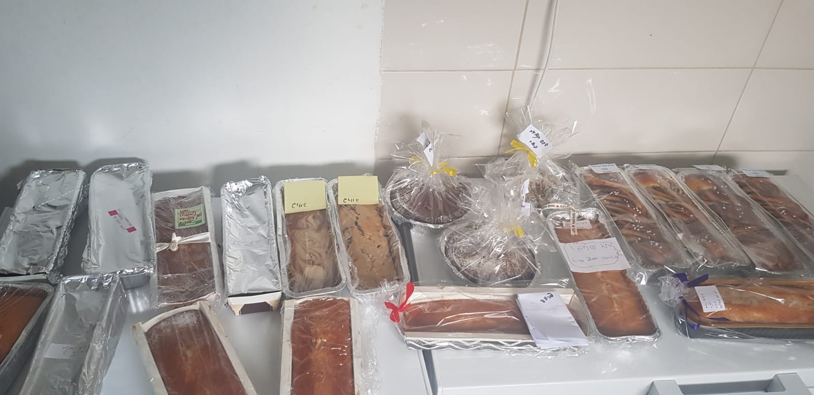 חלוקת עוגות לקשישים בקהילה