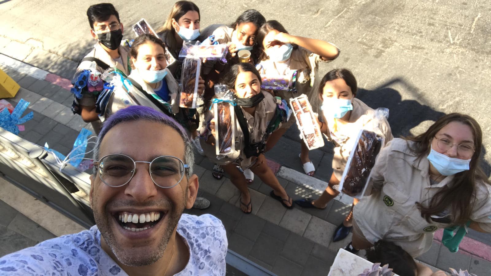 חלוקת עוגות לקשישים בקהילה