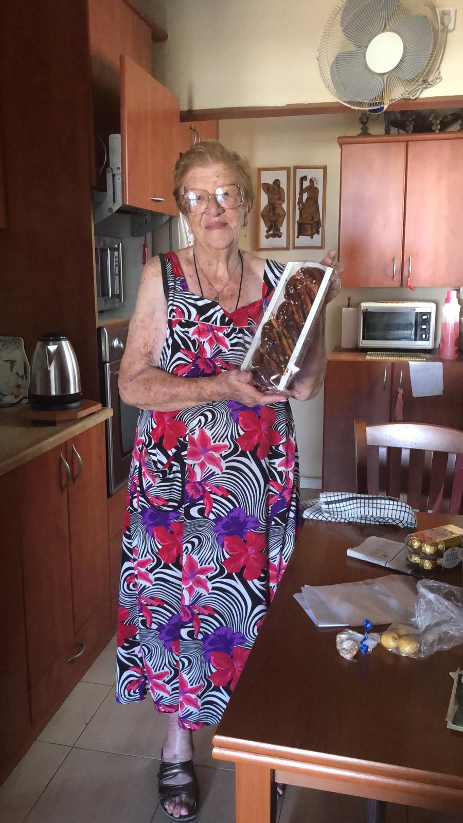 חלוקת עוגות לקשישים בקהילה