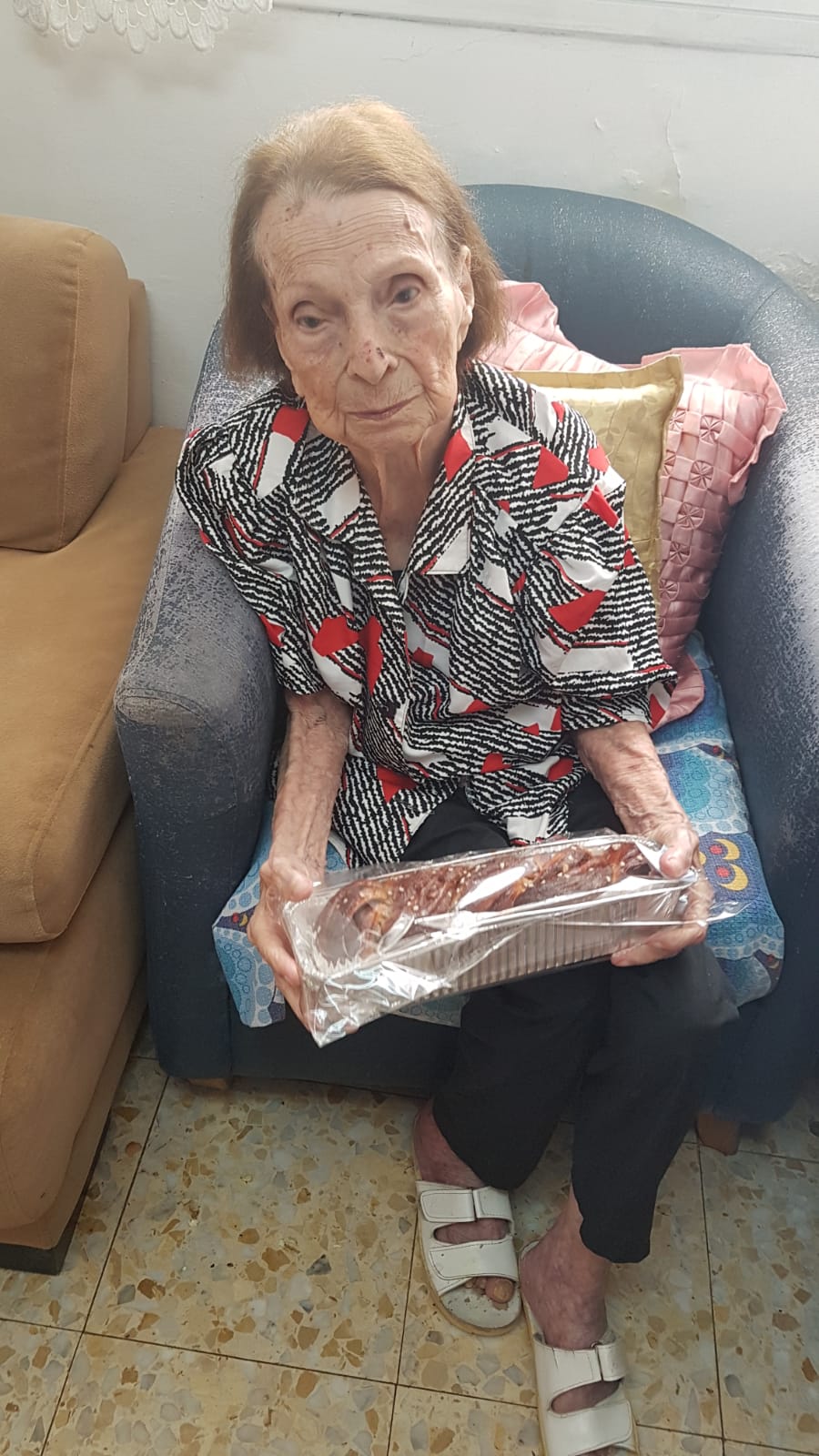 חלוקת עוגות לקשישים בקהילה