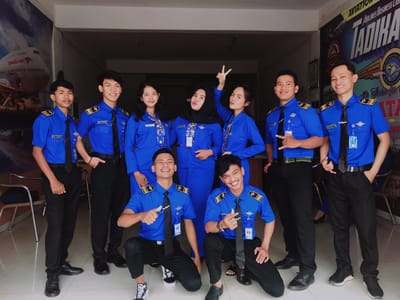 AIRLINES STAFF image
