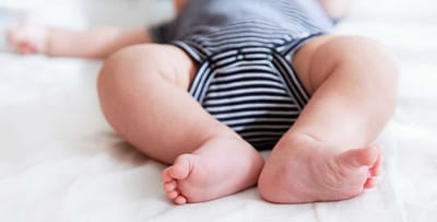 Babá mata bebé de oito meses com medicamento para dormir