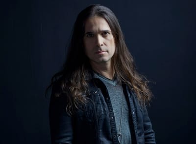 Kiko Loureiro revela novas datas de turnê solo e adiciona apresentação no Chile