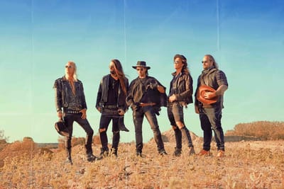 Prestes a aportar no Brasil, o Crazy Lixx lança coletânea com regravações de clássicos e faixas inéditas!