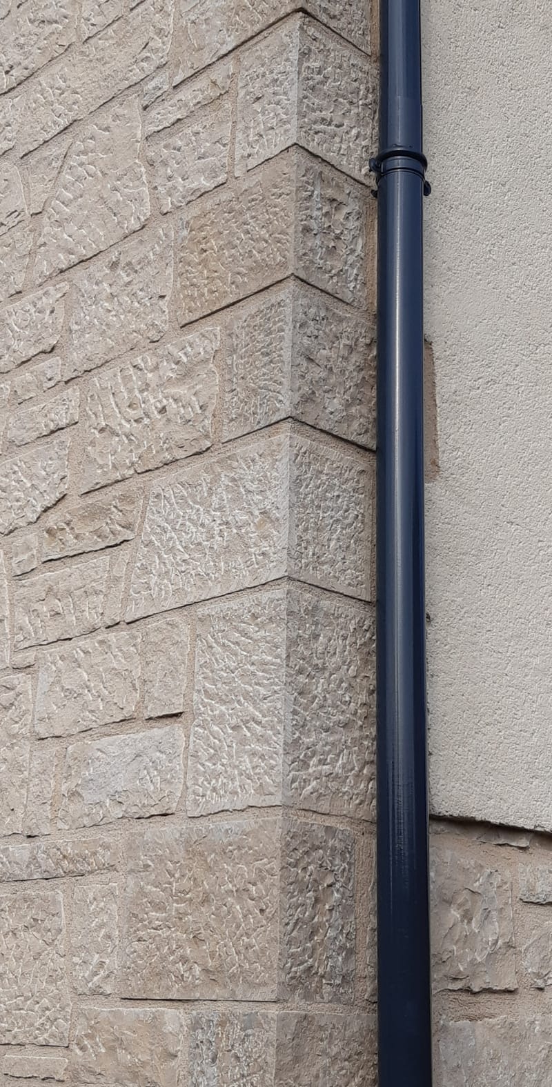 Peinture de vos de gouttières