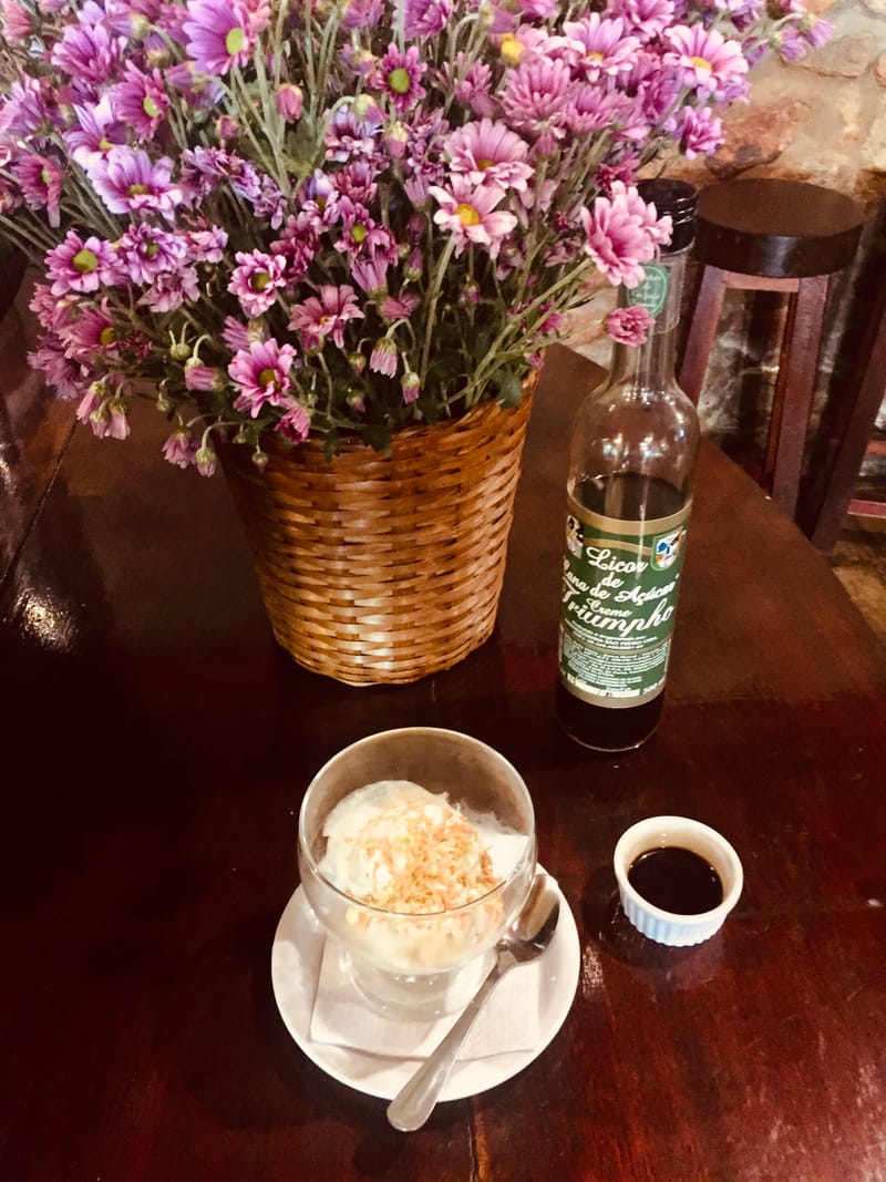 Sorvete de rapadura com calda de licor de cana de açucar