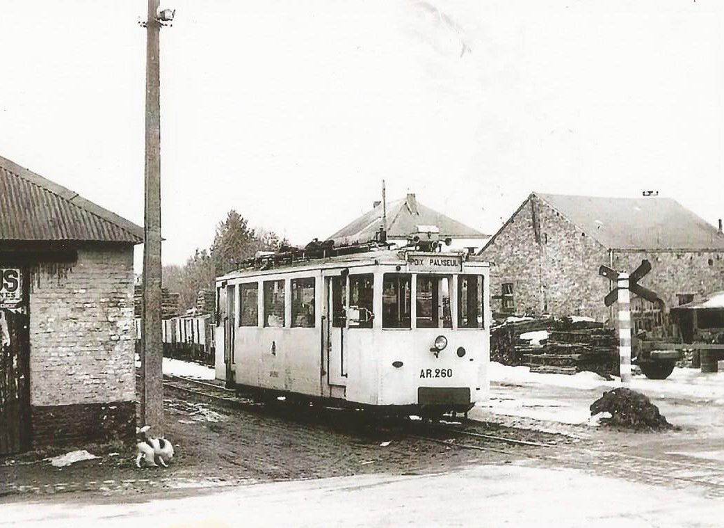 Le tram  à la gare