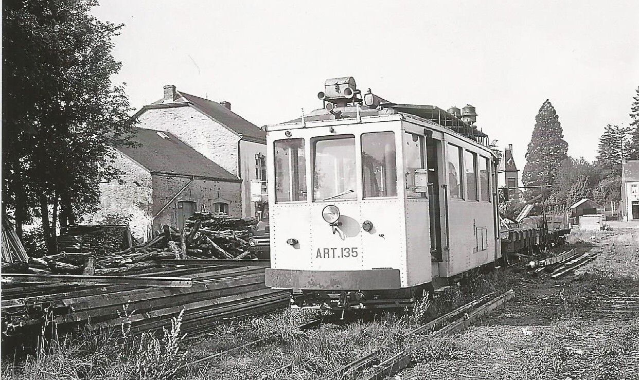 Le tram  à la gare