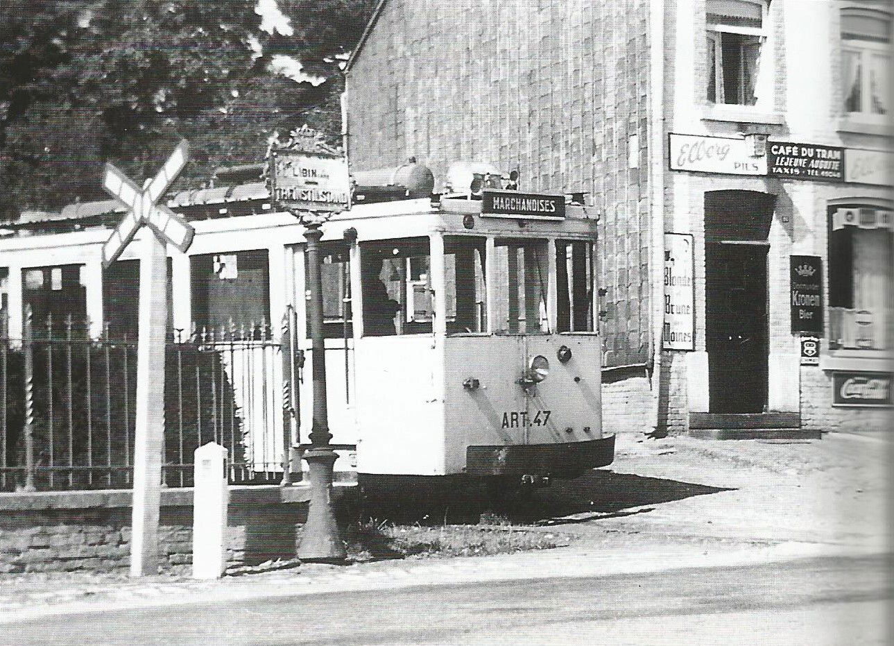 Le tram  près du café