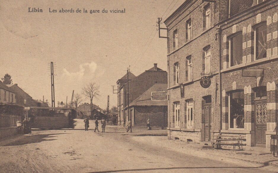 Le tram traverse la rue