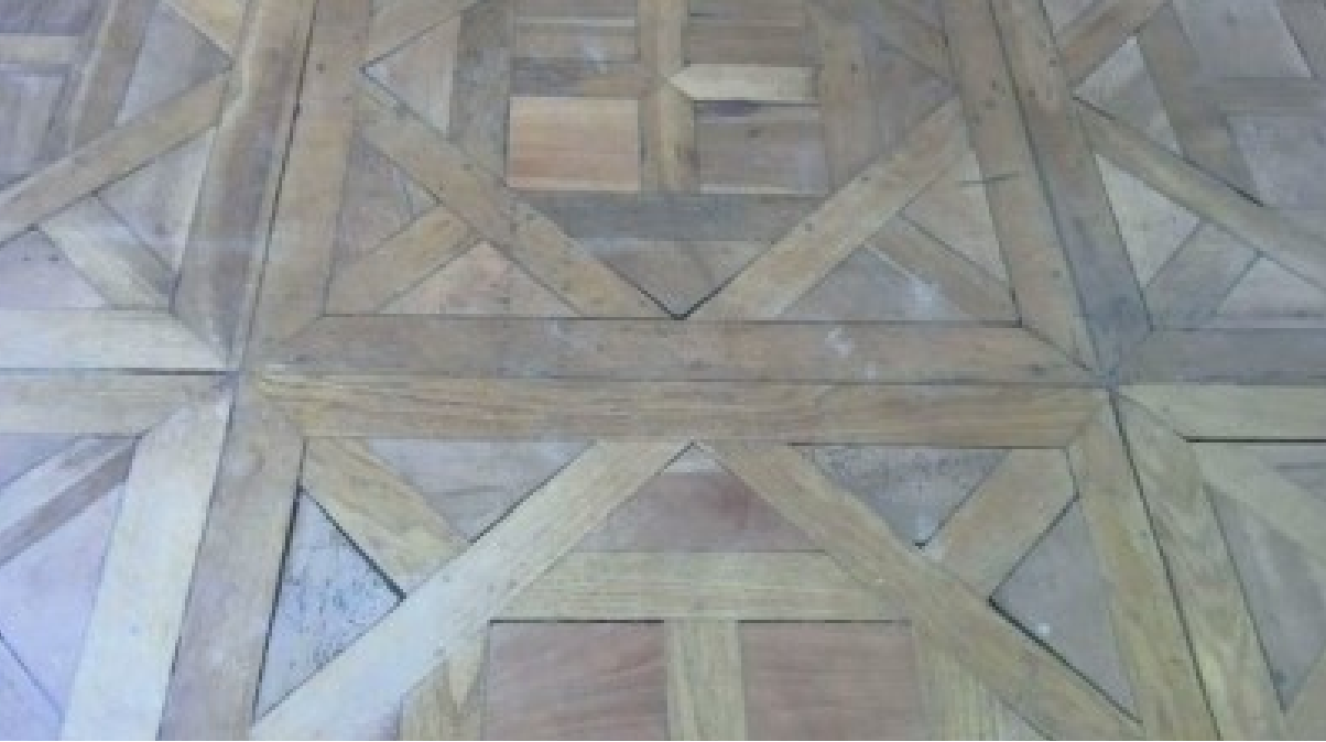 parquet massif usé, décoloré, taché et disjoint