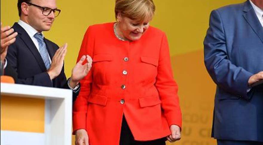 Merkel’e domatesli saldırı