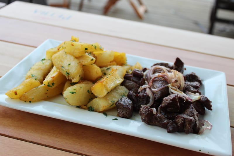 Carne de sol com aipim na manteiga de garrafa