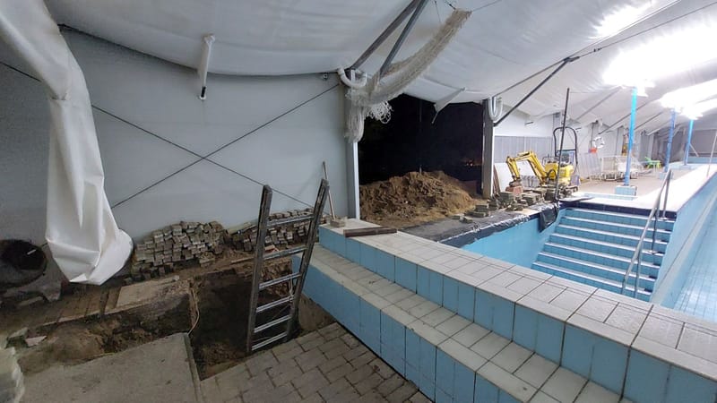 Jó ütemben halad a 33 méteres medence főnyomó csövének helyreállítása!