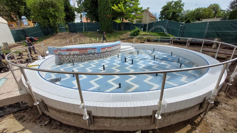 Elkészült a gyermekmedence váci motívumokkal díszített mozaikcsempés dekorburkolata!