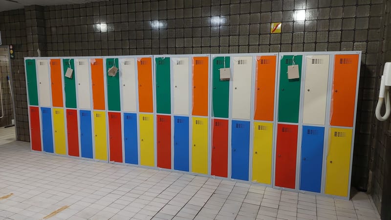 Új öltöző szekrények érkeztek az uszodába!