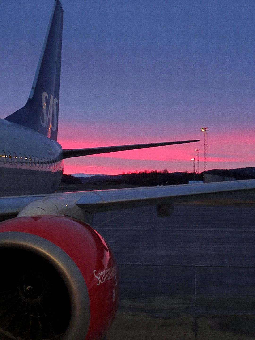 Tidig morgon i Vaernes. Snart dagens första flygning. Stilla!