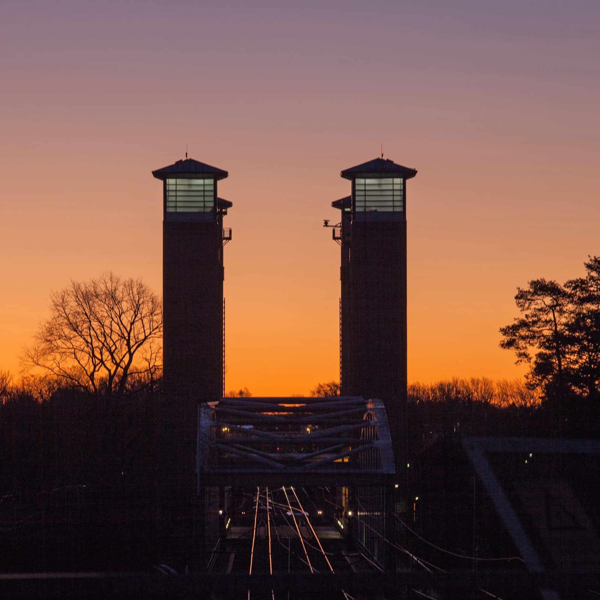 Järnvägsbron i soluppgången, hösten 2019.