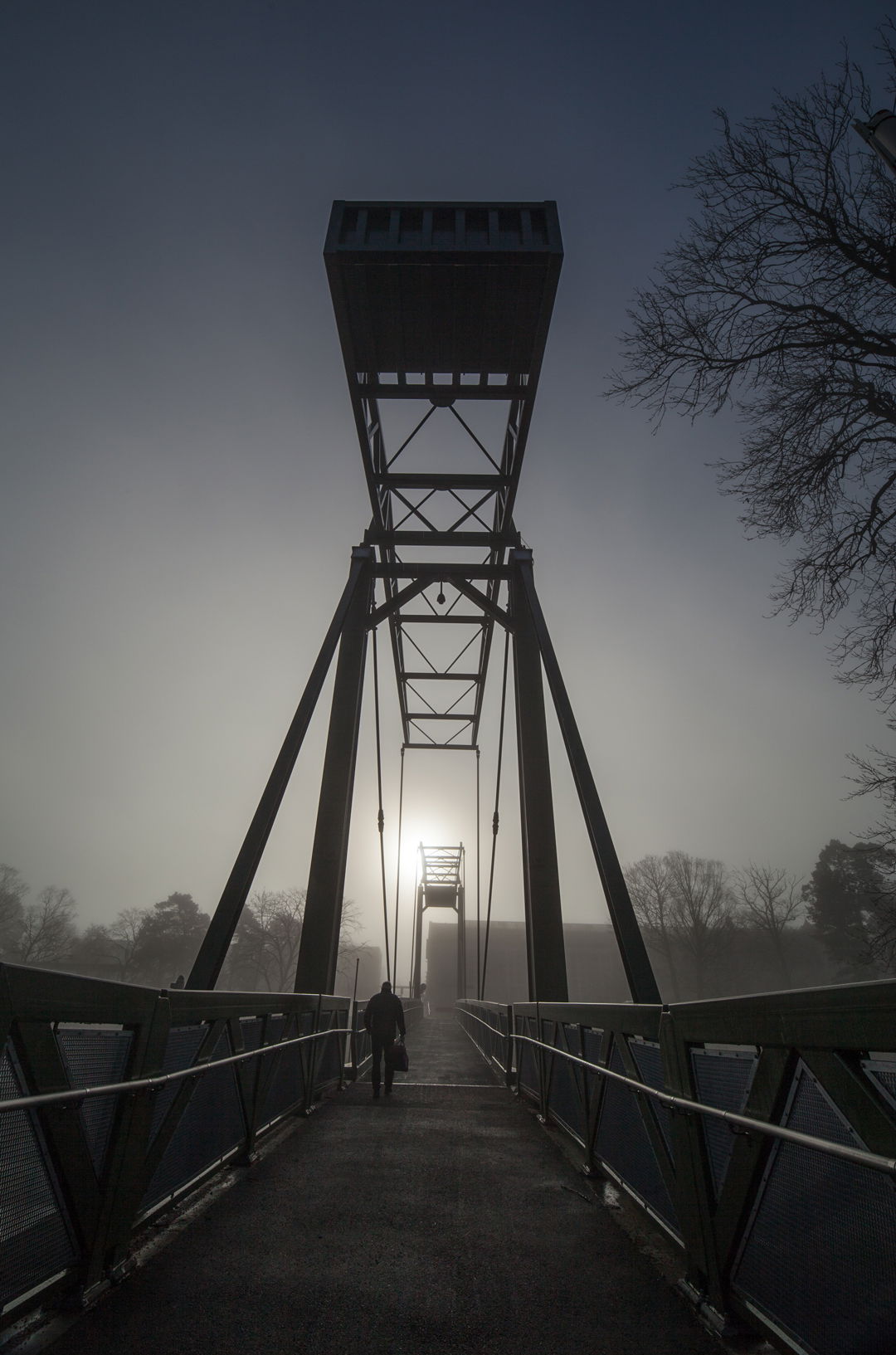 Olidebron i morgondimman. På väg till jobbet.