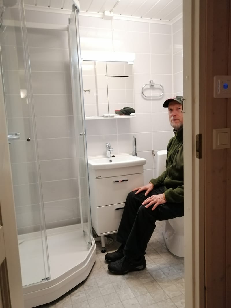 Rakentamis- ja asentamispalvelut Kylpyhuoneet ja keittiöt  Valtuutettu märkätila-asentaja