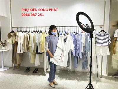 Đèn livestream bán quần áo