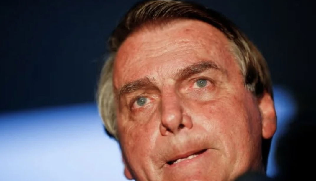 Bolsonaro acha um absurdo você taxar  ricos no Brasil não podemos ter rico só que ele esqueceu que 5 brasileiros  tem a riqueza da metade da nação Lula da Silva foi criticado por Ciro Gomes, pré-candidato a presidente, também por conta da proposta de taxar grandes fortunas. Gomes afirmou que “não há mais dúvida que Lula vai continuar protegendo os mais ricos, como fez em seu governo”. Nesta 2ª feira Bolsonaro iniciou seu discurso criticando governos anteriores. “O que acontecia com nosso Brasil no passado? A quem servia o BNDES, o Banco do Brasil e Caixa Econômica Federal? A que propósito? Aos donos do poder da época”, disse. Bolsonaro criticou ainda o destino de recurso públicos em gestões anteriores e os empréstimos feito pelo BNDES