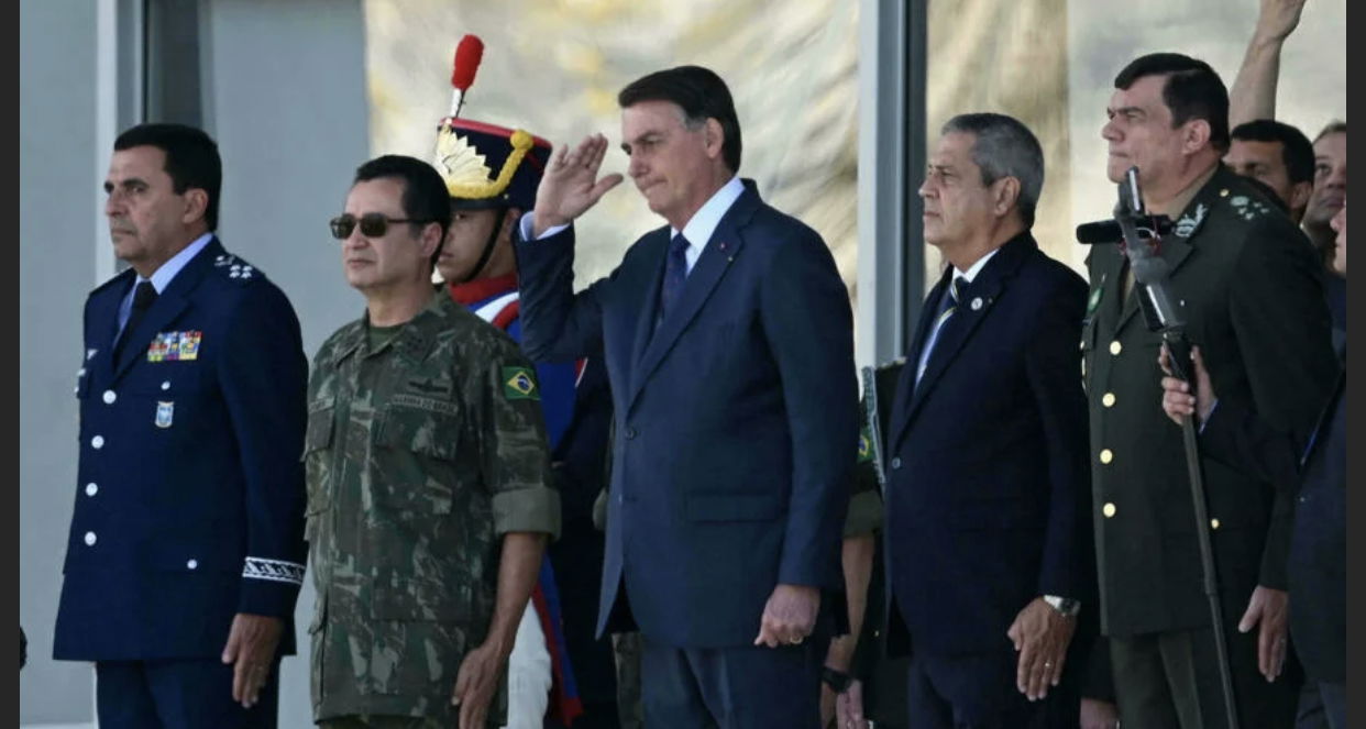 Bolsonaro tenta mostrar força e poder em momento de maior fraqueza e usa o poder contra o seu proprio povo e a Nacao nao percebe absolutamente em nada,