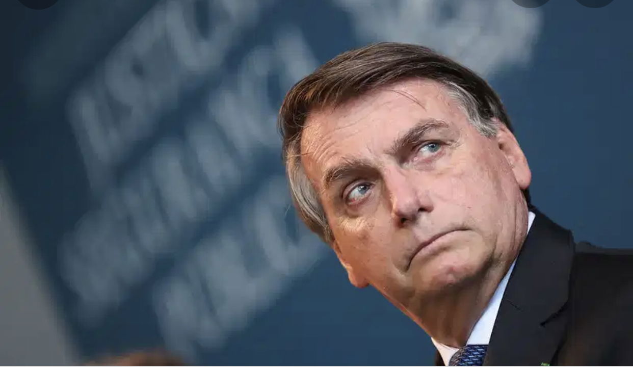 A GUERRA DE PODER  BOLSONARO PROTOCOLA UM DOCUMENTO DE IMPEACEACHMENT UM PROTOFASCITA E O OUTRO DO  STF POLITIZADO,