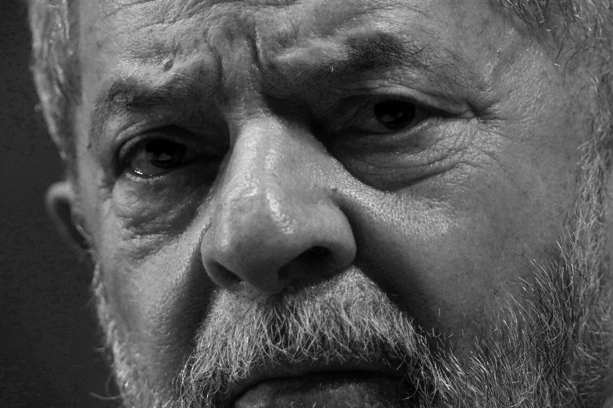 O SALVACIONISMO DE LULA COM DEMAGOGIA A TRABALHADORES E NISSO ELE SE ALIA A DIREITA