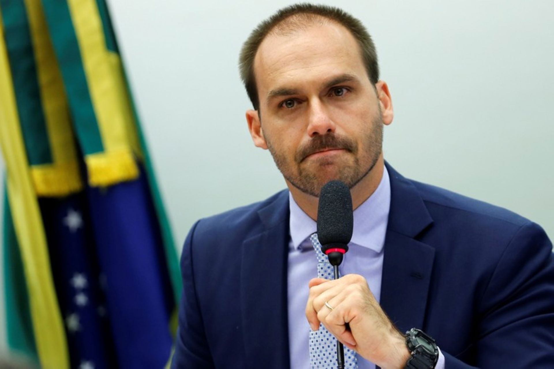 EDUARDO BOLSONARO  ATACA NEW YORK TIMES UM ZE ROELA QUE FICOU ILEGAL NO EUA FRITANDO FLIP BURGUER .