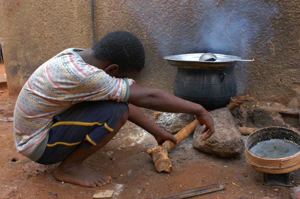 A CRISE FOI CRIADA PARA O RICO RI A TOA E  O  POBRE PASSAR FOME SO NO BRASIL HOJE TEMOS 25 MILHOES DE PESSOAS QUE NAO TERAM UM GRAO DE FEIJAO NA MESA ,