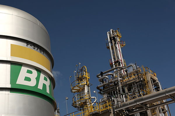 Na Bacia de Santos, Petrobras encontra vestígios de hidrocarboneto, que dão origem ao petróleo,