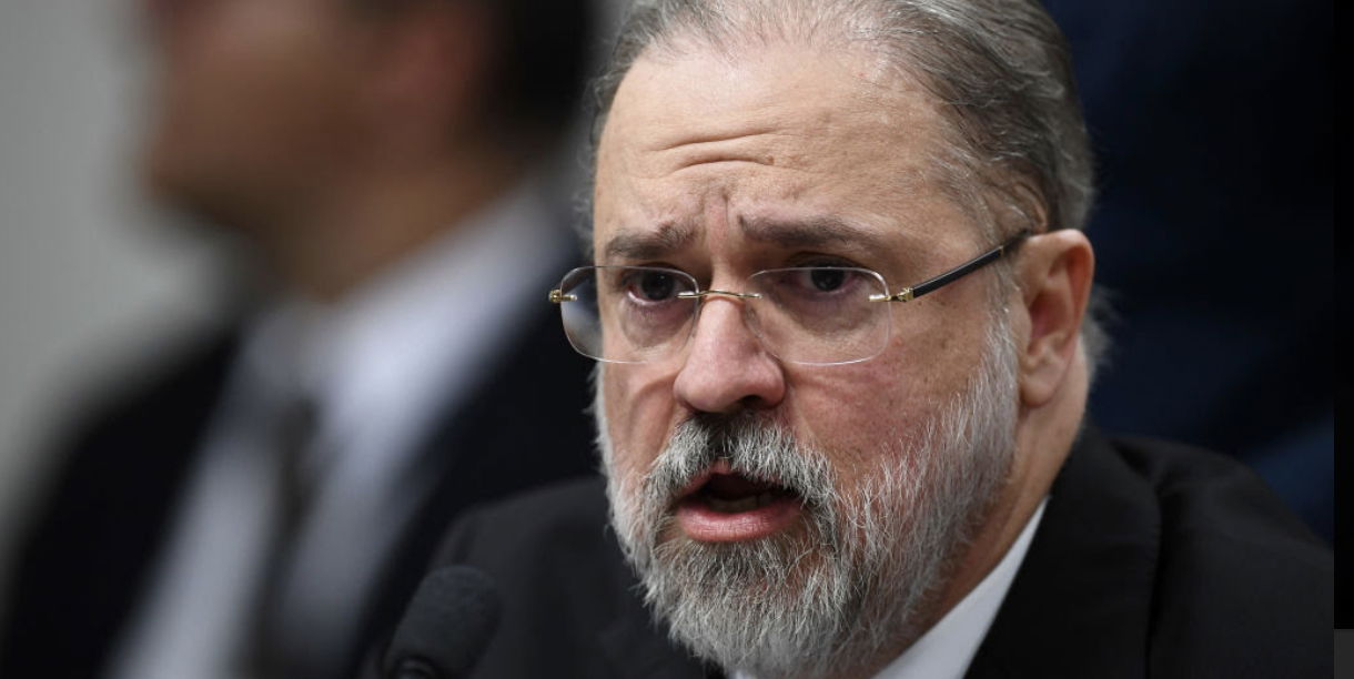 AUGUSTO ARAS NAO SERVE AO BRASIL ELE SERVE AOS INTERESSE DO GOVERNO ELE ESTA ACIMA DA LEI