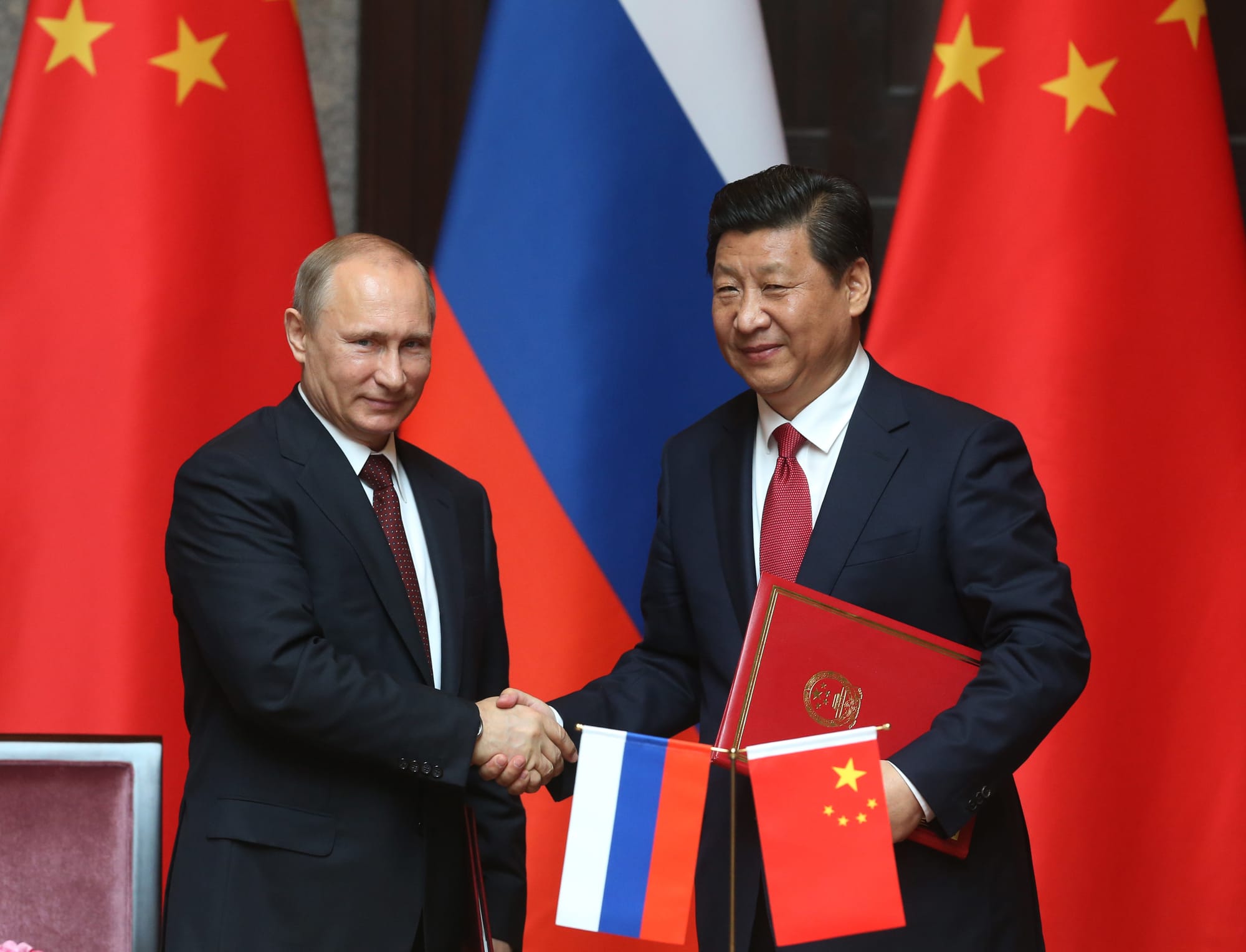 Rússia e China concordam em criar uma estrutura financeira independente dos  EUA