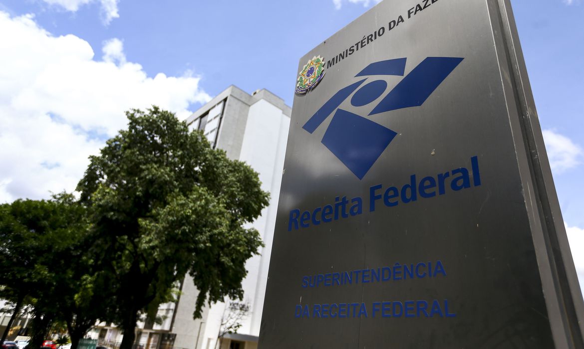 A GREVE DOS FUNCIONARIOS DA RECEITA FEDERAL E DESCASO PARA DESVIAR PARA O RENTISMO O GOVERNO NAO GERA RIQUEZA