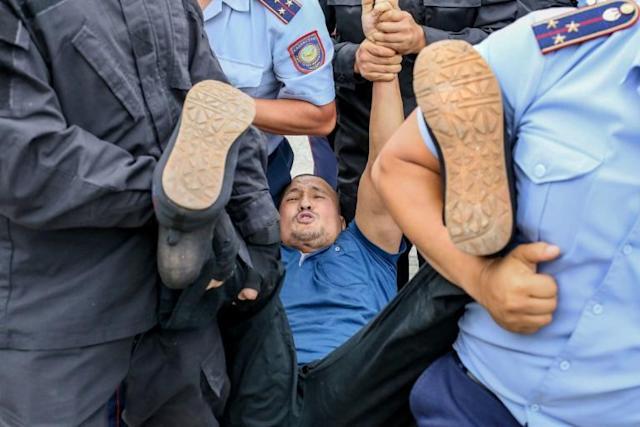 Os protestos no Cazaquistão contra o aumento dos preços dos combustíveis se transformam em confrontos e no estado de sítio