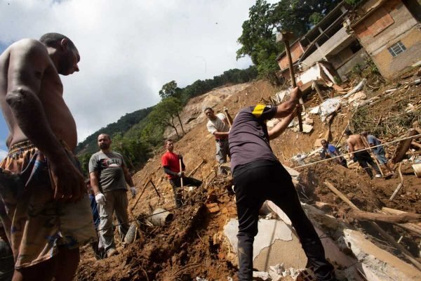 EUA fazem doação de R$ 520 mil para famílias atingidas por chuvas em Petrópolis